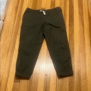 Vuori Dark Green Joggers women’s size medium
